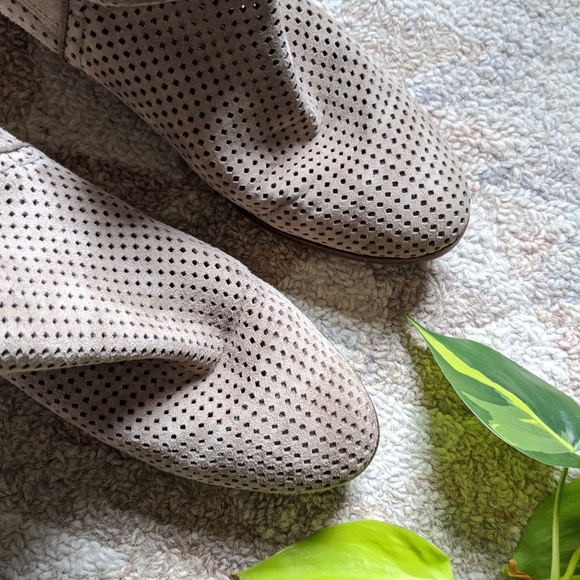 Sam Edelman | Paula | 7.5 | Perforated Suede Buckle Ankle Booties Tan - Picture 9 of 14